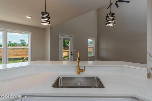 125 Broken Arrow Ct, Mt Washington, KY 40047