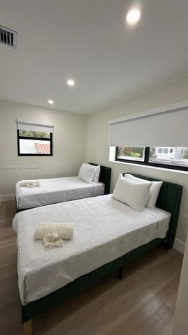 905 SW 13th Ct, Miami, FL 33135