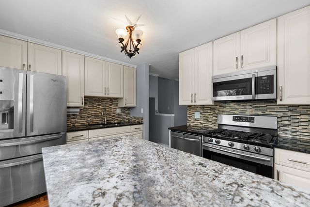 2425 W 46th Street, Davenport, IA 52806