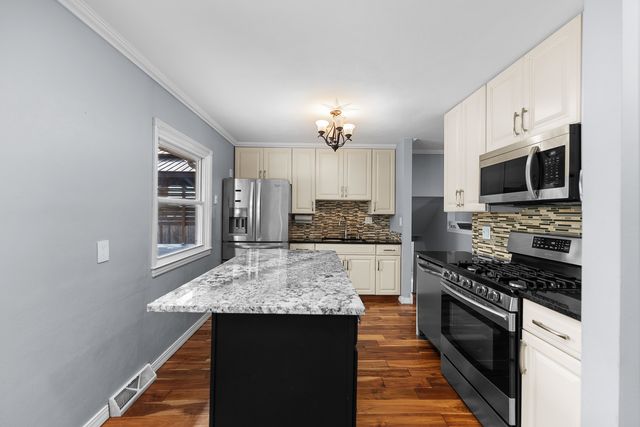 2425 W 46th Street, Davenport, IA 52806