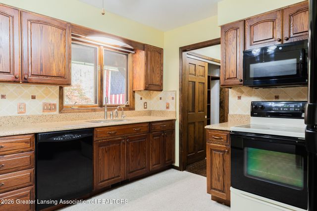 6520 W Galway Circle, Dimondale, MI 48821