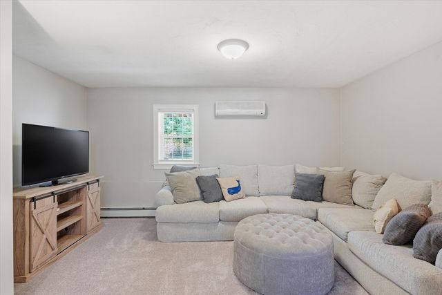 20 Fiske Ave, Upton, MA 01568