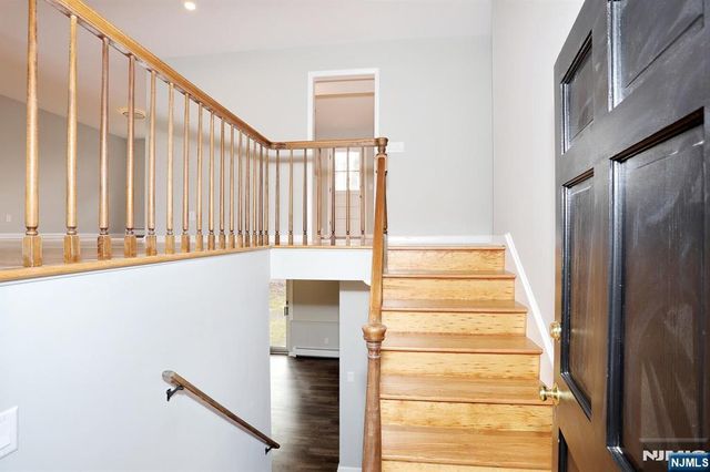 10 Villa Court, Park Ridge, NJ 07656