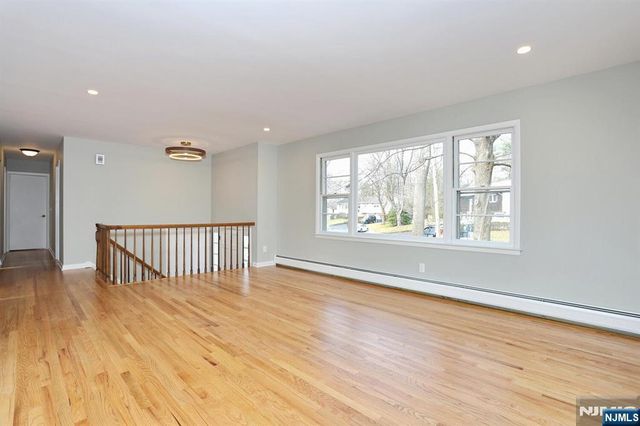 10 Villa Court, Park Ridge, NJ 07656