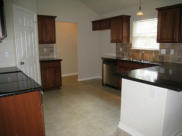 93 Paradise Valley Drive, Panorama Village, TX 77304