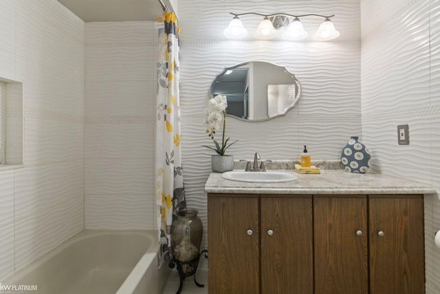 408 Country Club Drive, Saint Clair Shores, MI 48082