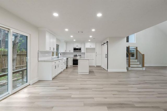8 Dewthread Court, The Woodlands, TX 77380