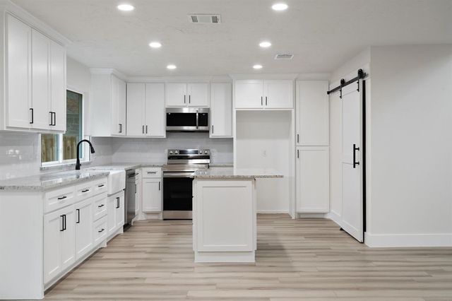 8 Dewthread Court, The Woodlands, TX 77380