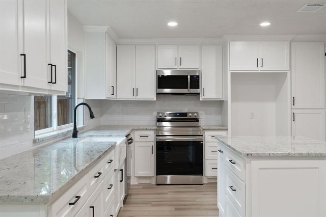 8 Dewthread Court, The Woodlands, TX 77380