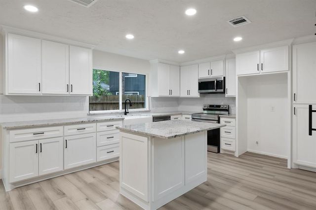 8 Dewthread Court, The Woodlands, TX 77380