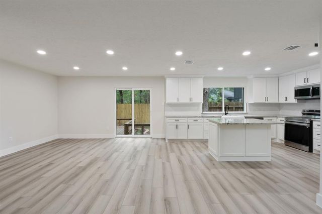 8 Dewthread Court, The Woodlands, TX 77380