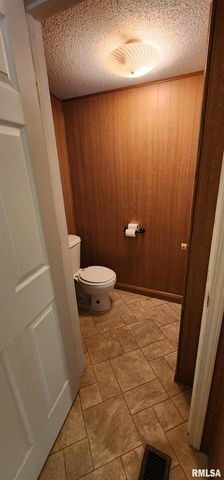 210 E Old Plank Rd Road, Chester, IL 62233