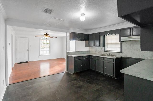 2701 Almendares Avenue, Pasadena, TX 77506