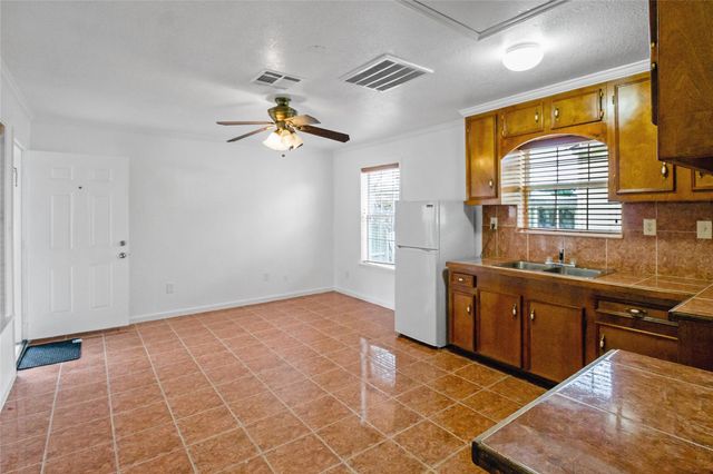 2701 Almendares Avenue, Pasadena, TX 77506