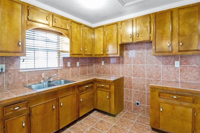 2701 Almendares Avenue, Pasadena, TX 77506