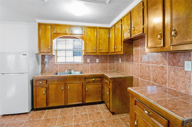 2701 Almendares Avenue, Pasadena, TX 77506