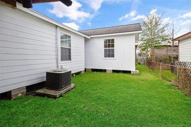 2701 Almendares Avenue, Pasadena, TX 77506