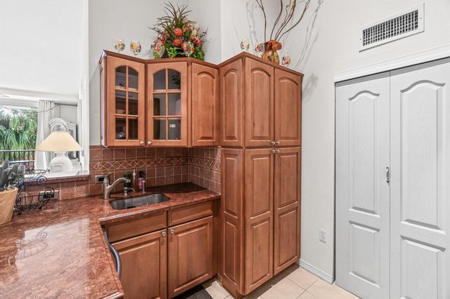 320 Villa Circle, Boynton Beach, FL 33435