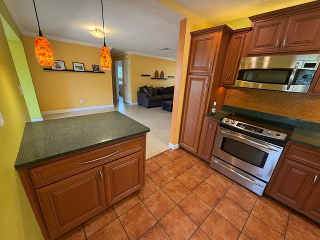 1070 6TH AVENUE NE, Largo, FL 33770