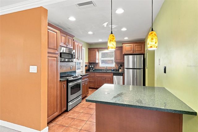 1070 6TH AVENUE NE, Largo, FL 33770