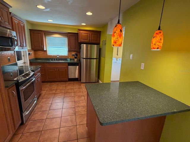 1070 6TH AVENUE NE, Largo, FL 33770
