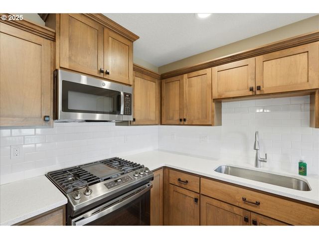 37867 COLLEGE St, Sandy, OR 97055