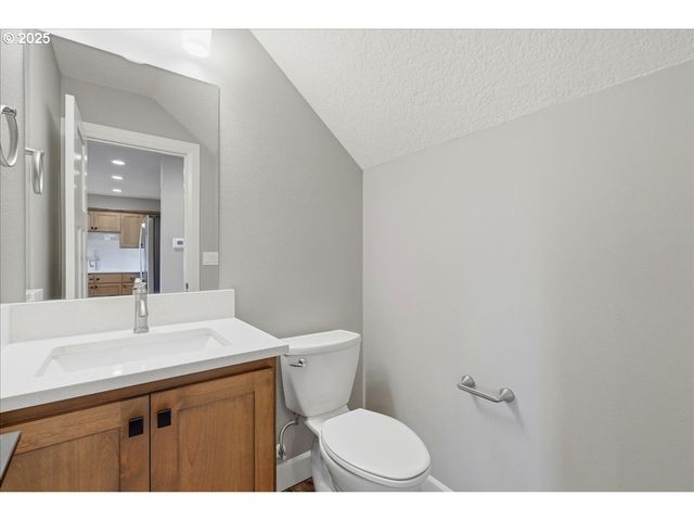 37867 COLLEGE St, Sandy, OR 97055