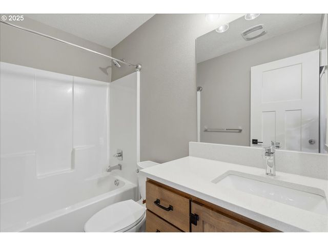 37867 COLLEGE St, Sandy, OR 97055