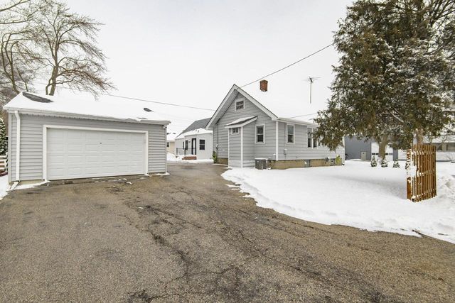 912 Blackstone AVENUE, Waukesha, WI 53186