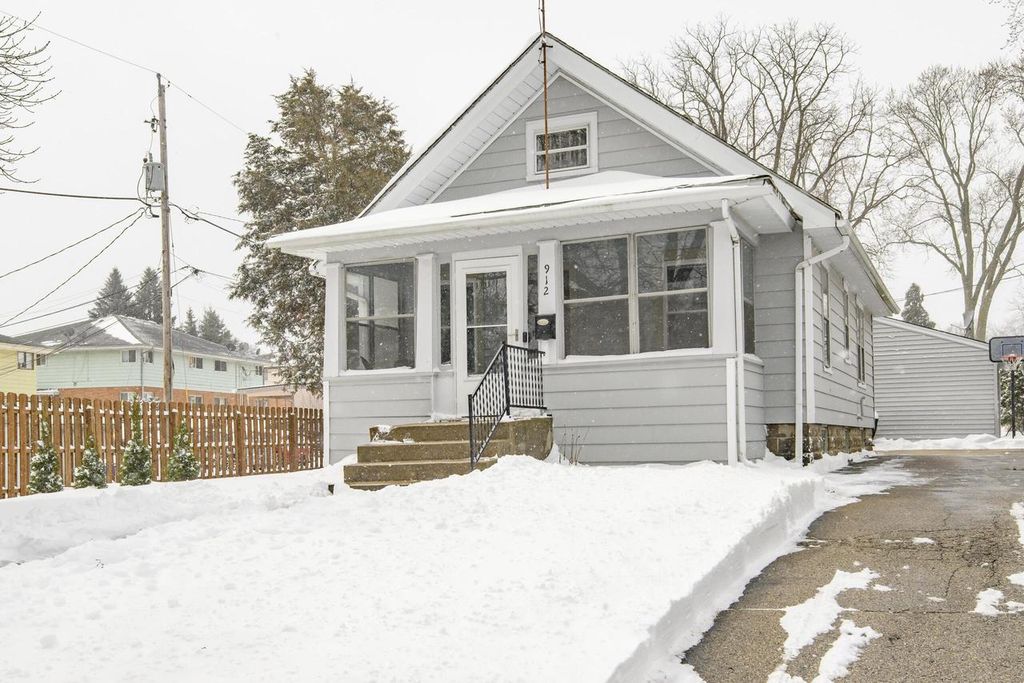 912 Blackstone AVENUE, Waukesha, WI 53186