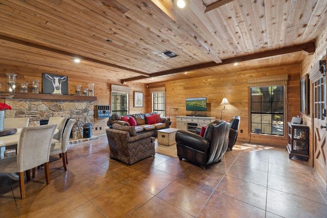 135 Perry LN, Kingsland, TX 78639