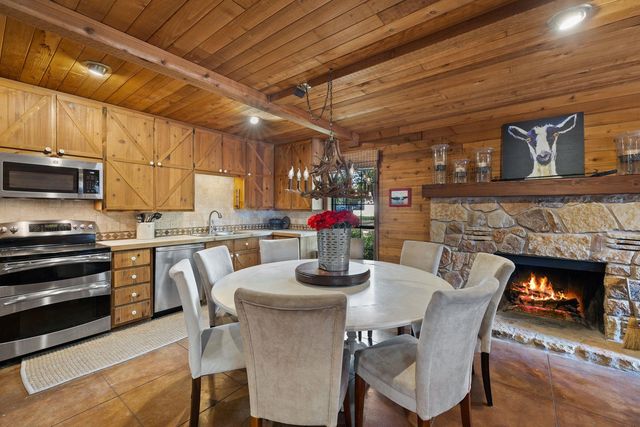 135 Perry LN, Kingsland, TX 78639