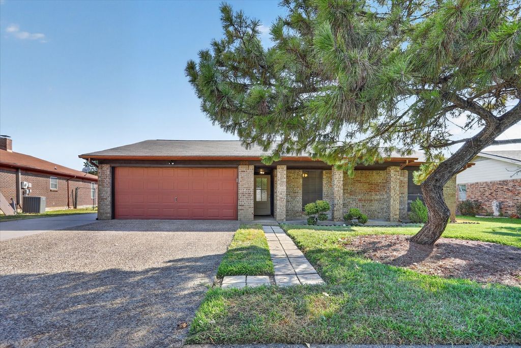 208 Asbury Drive, Saginaw, TX 76179 — photo 2