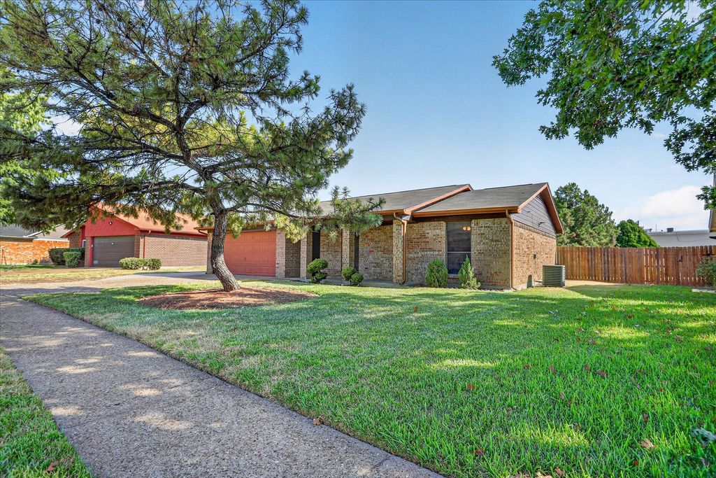208 Asbury Drive, Saginaw, TX 76179 — photo 3