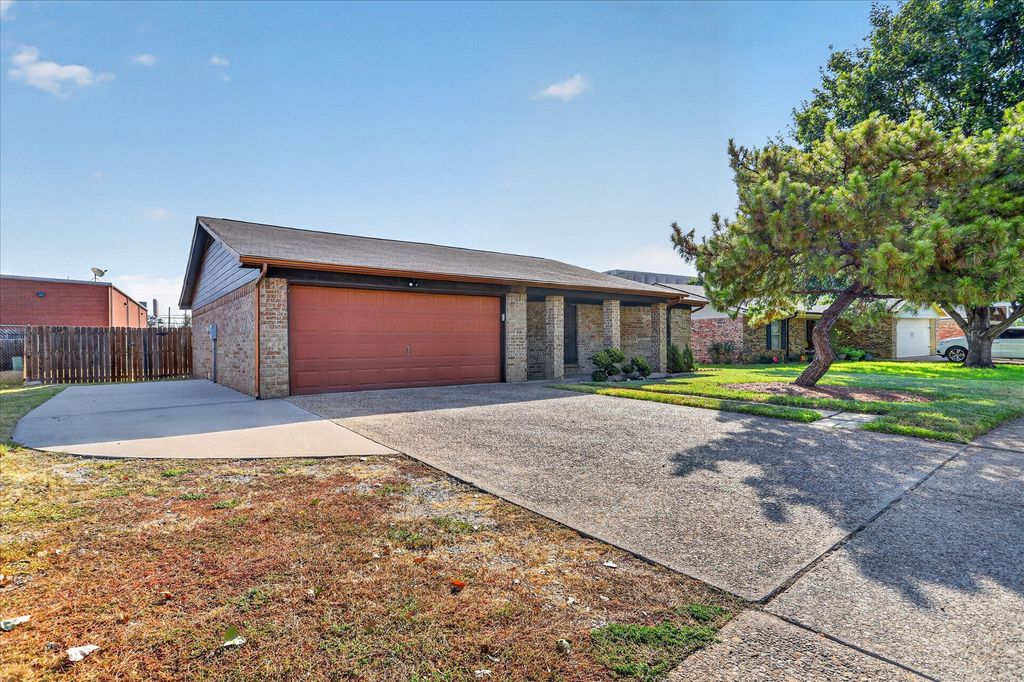 208 Asbury Drive, Saginaw, TX 76179 — photo 4