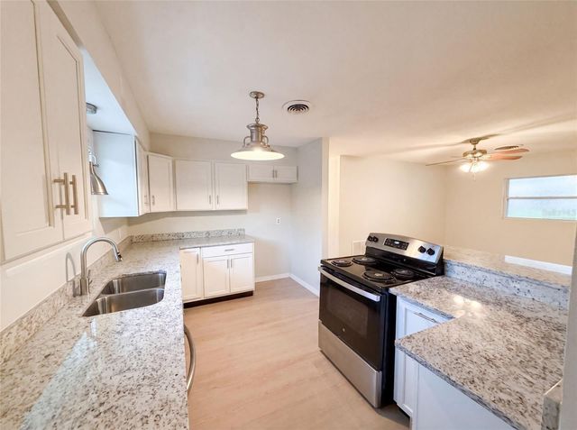 827 DORA AVENUE, Tavares, FL 32778