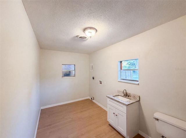 827 DORA AVENUE, Tavares, FL 32778