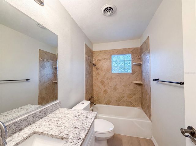 827 DORA AVENUE, Tavares, FL 32778