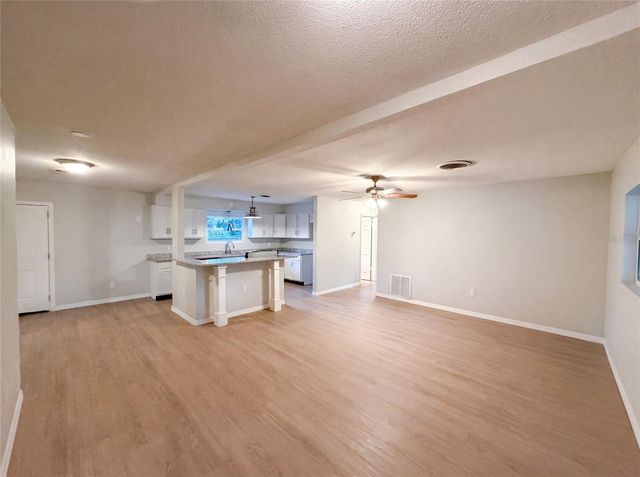 827 DORA AVENUE, Tavares, FL 32778