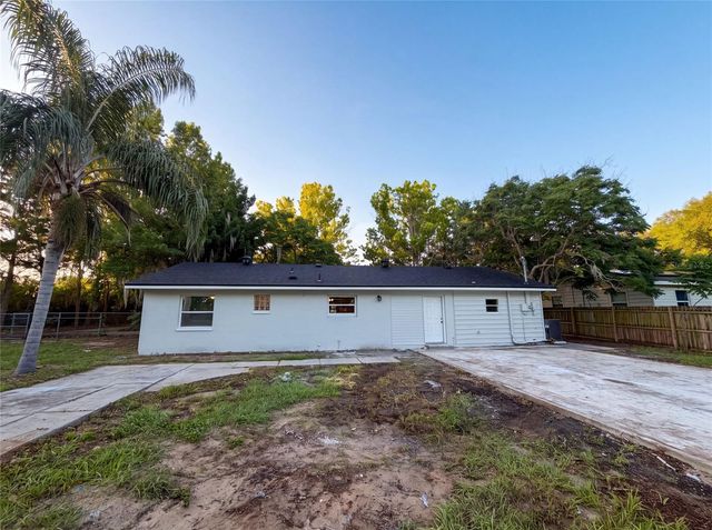 827 DORA AVENUE, Tavares, FL 32778