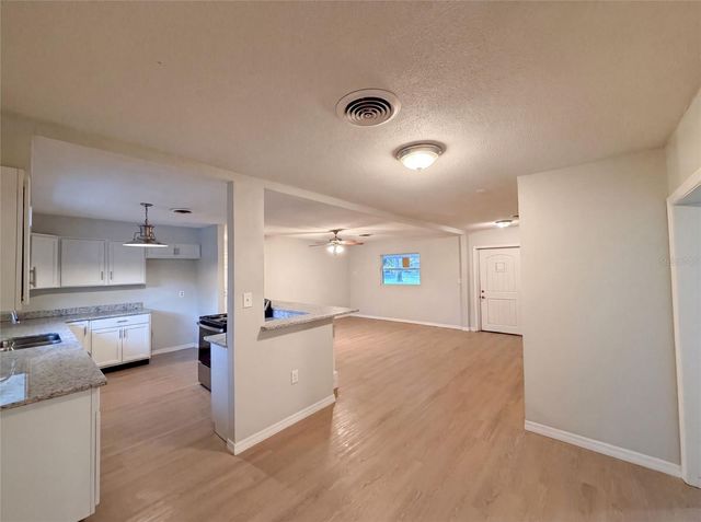 827 DORA AVENUE, Tavares, FL 32778