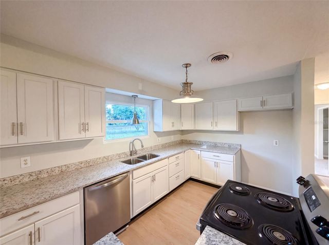 827 DORA AVENUE, Tavares, FL 32778