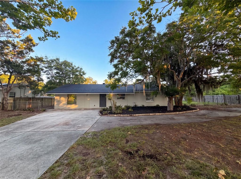 827 DORA AVENUE, Tavares, FL 32778