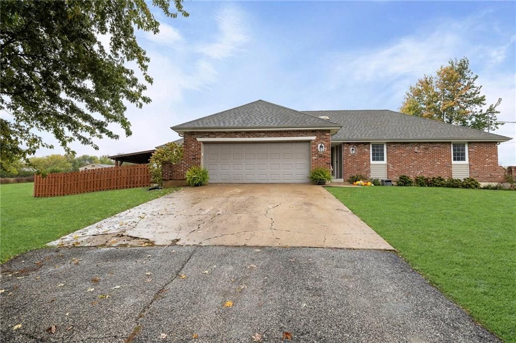 13870 S Moonlight Road, Olathe, KS 66061