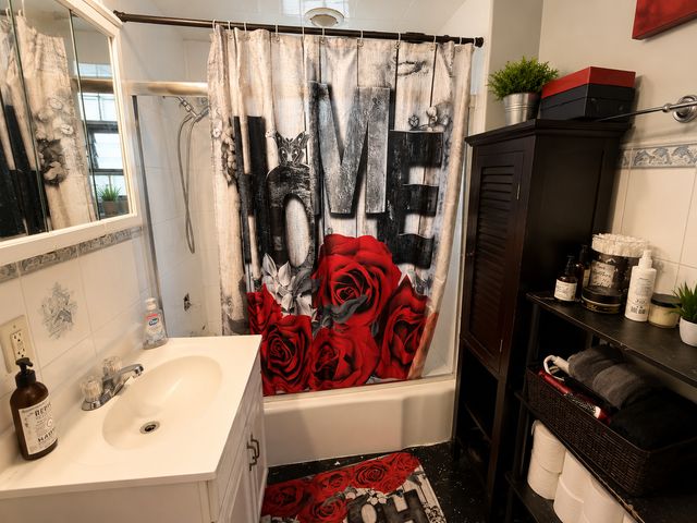 2243 S KENILWORTH Avenue, Berwyn, IL 60402