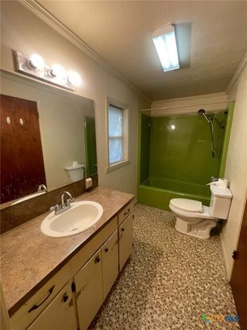 220 Davis Avenue, Port Lavaca, TX 77979