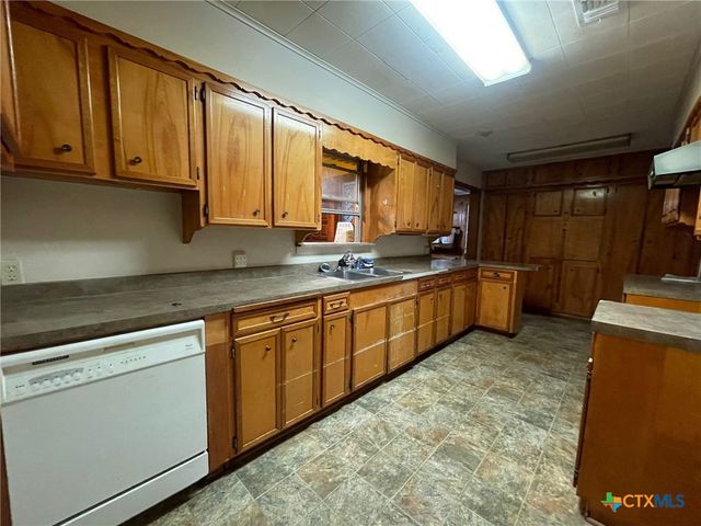 220 Davis Avenue, Port Lavaca, TX 77979