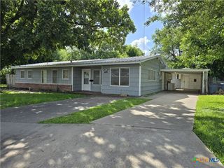 220 Davis Avenue, Port Lavaca, TX 77979