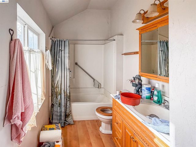 1033 2nd Ave, Crockett, CA 94525