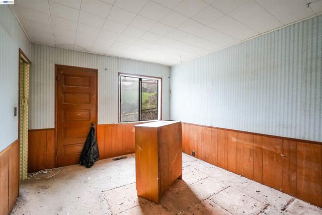 1033 2nd Ave, Crockett, CA 94525